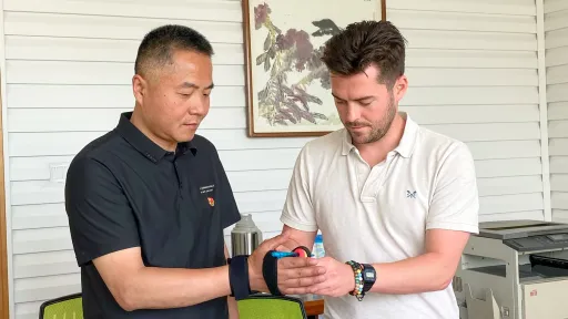 Koalaa prosthetic being fitted to a Chinese person