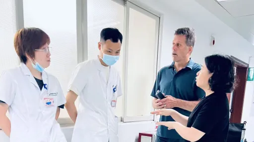 The CEO of Biomotum talking to Chinese doctors